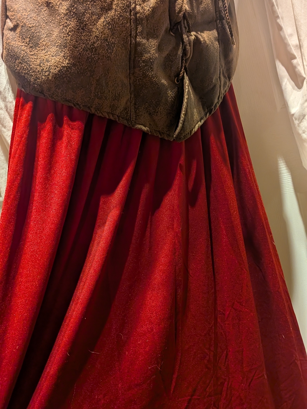 Renaissance Peasant Costume Dress in Brown, White & Burgundy - Picture 3 of 7